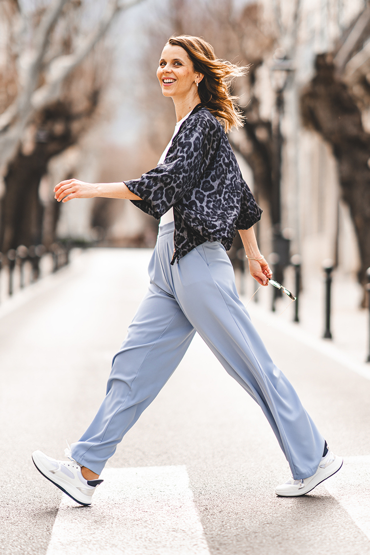 250317_araShoes_weieSneaker_MB_Outfit-1